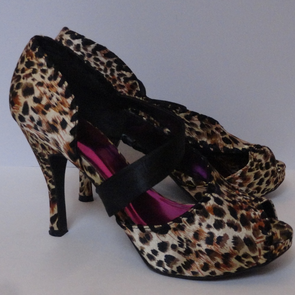 BKE Cheetah Peep-Toe Pumps